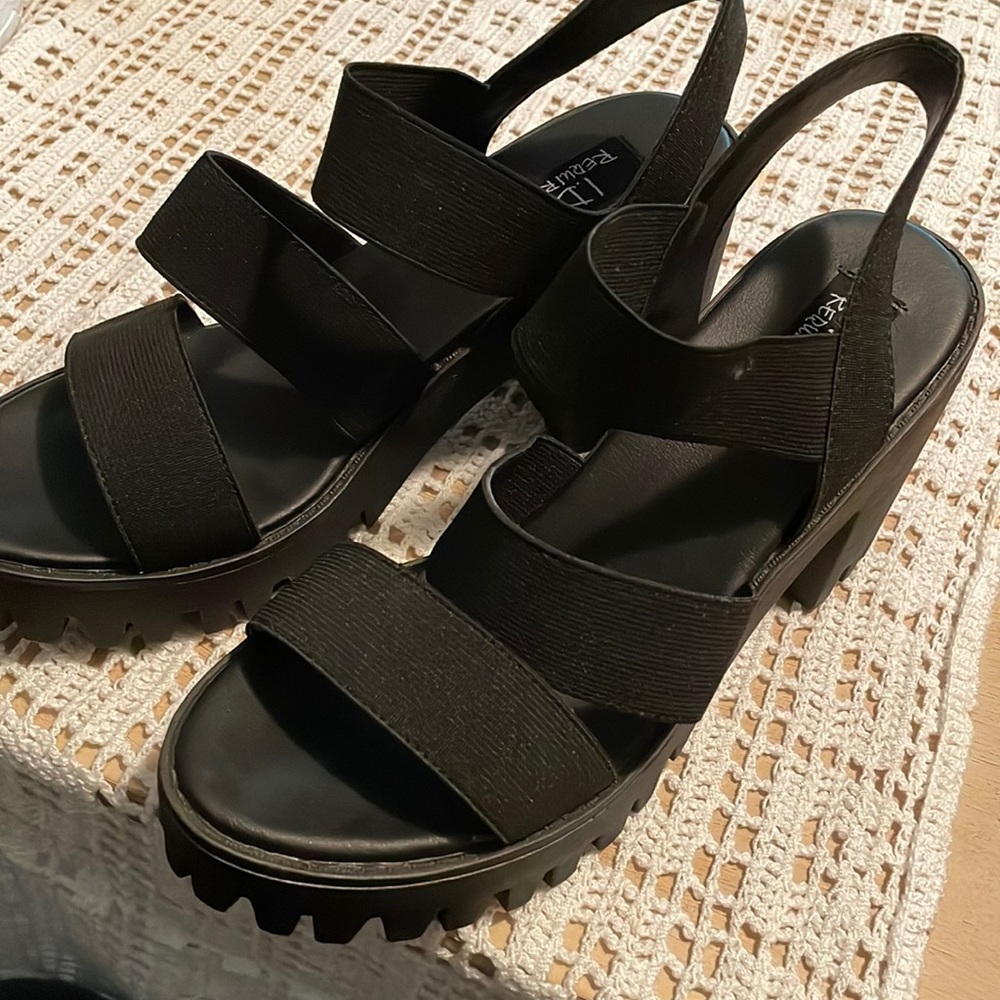 Black elastic strapped high heals